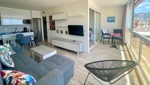 A modern apartment with a living room, kitchen, and balcony. - GEMELOS 1 MODERN SEAVIEWS R084 (Benidorm)