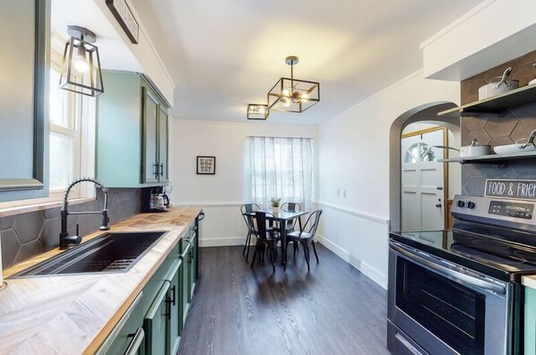 Fridge, microwave, oven, stovetop - Home of Champions: HOF Village Comfort (Canton)