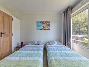 2 bedrooms, iron/ironing board, travel cot, WiFi