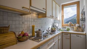 Kühlschrank, Mikrowelle, Herdplatte, Geschirrspüler