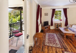 TV, fireplace - Lorna Doone Cottage, Lynmouth (Lynmouth)