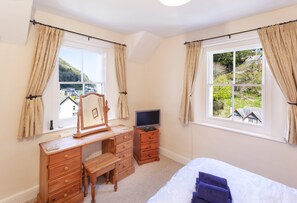 2 bedrooms, iron/ironing board, travel cot, WiFi