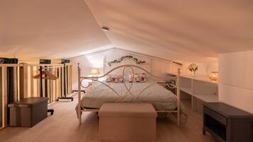 1 habitación, tabla de planchar con plancha y cuna de viaje