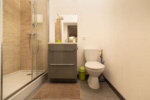 Dusche, Haartrockner, Handtücher, Toilettenpapier