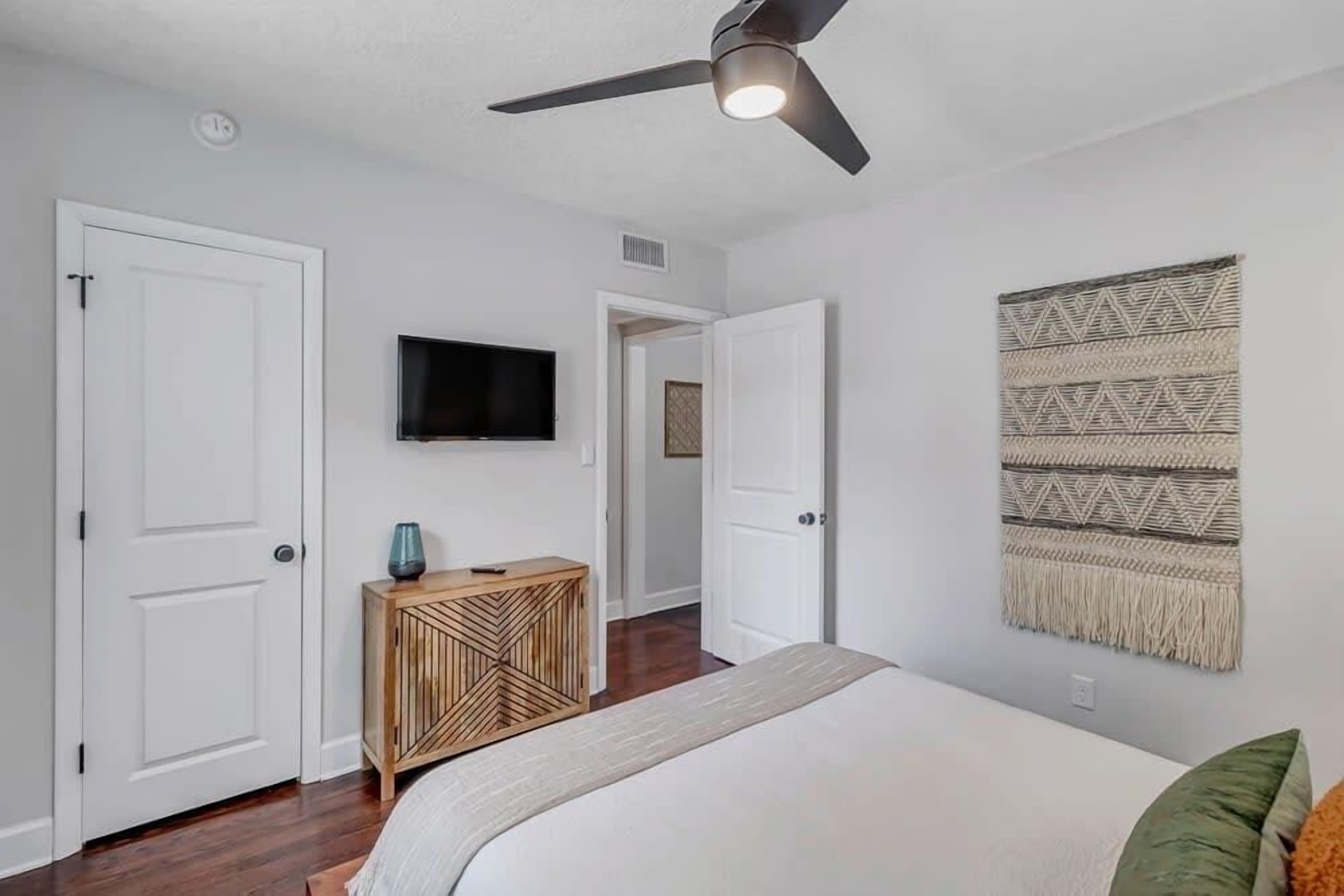 2 habitaciones, tabla de planchar con plancha, cuna de viaje y wifi 