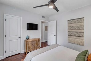 2 bedrooms, iron/ironing board, travel crib, WiFi - Modern 2 BR Condo - 2 block from San Marco (Jacksonville)