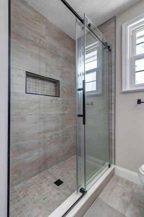 Een douche, een haardroger, handdoeken, shampoo
