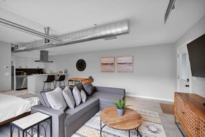 TV - Chic & modern studio in the heart of San Marco! (Jacksonville)