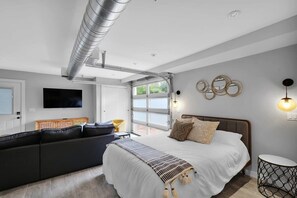 1 bedroom, iron/ironing board, travel cot, WiFi - Chic & modern studio in the heart of San Marco! (Jacksonville)