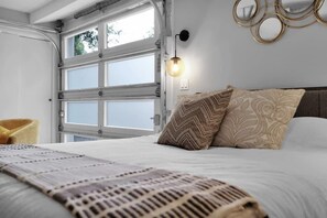 1 bedroom, iron/ironing board, travel crib, WiFi - Chic & modern studio in the heart of San Marco! (Jacksonville)