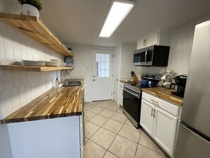 Fridge, microwave, oven, stovetop - Blue House! 5min to Lake LBJ and HSB Resort (Horseshoe Bay)
