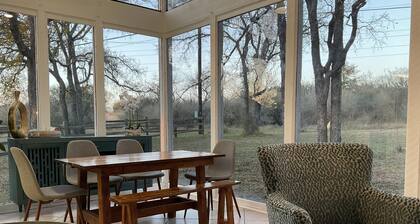 NEW!! Beautifully renovated familyand pet friendly duplex!
