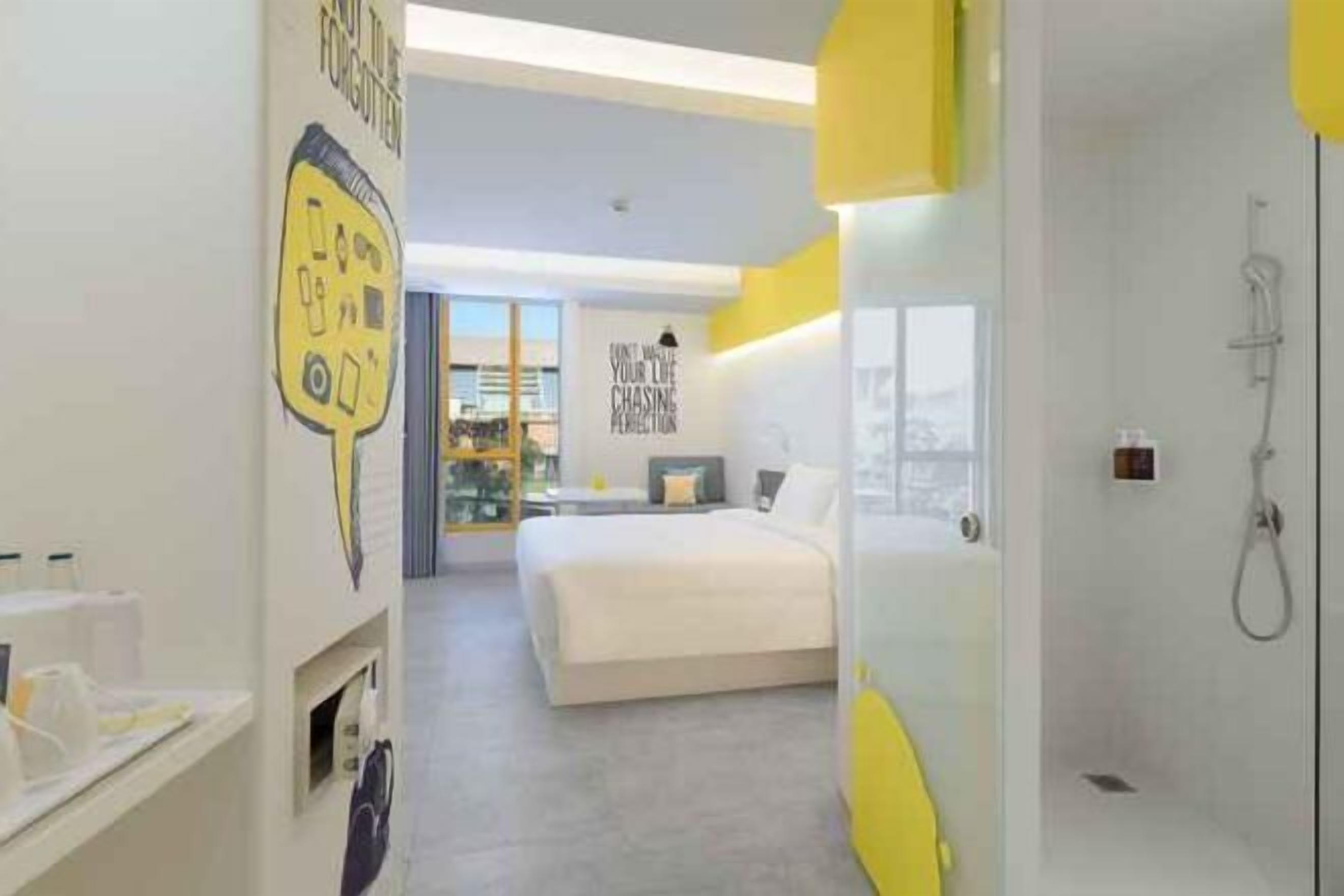 Minibar, caja de seguridad en la habitación y escritorio 