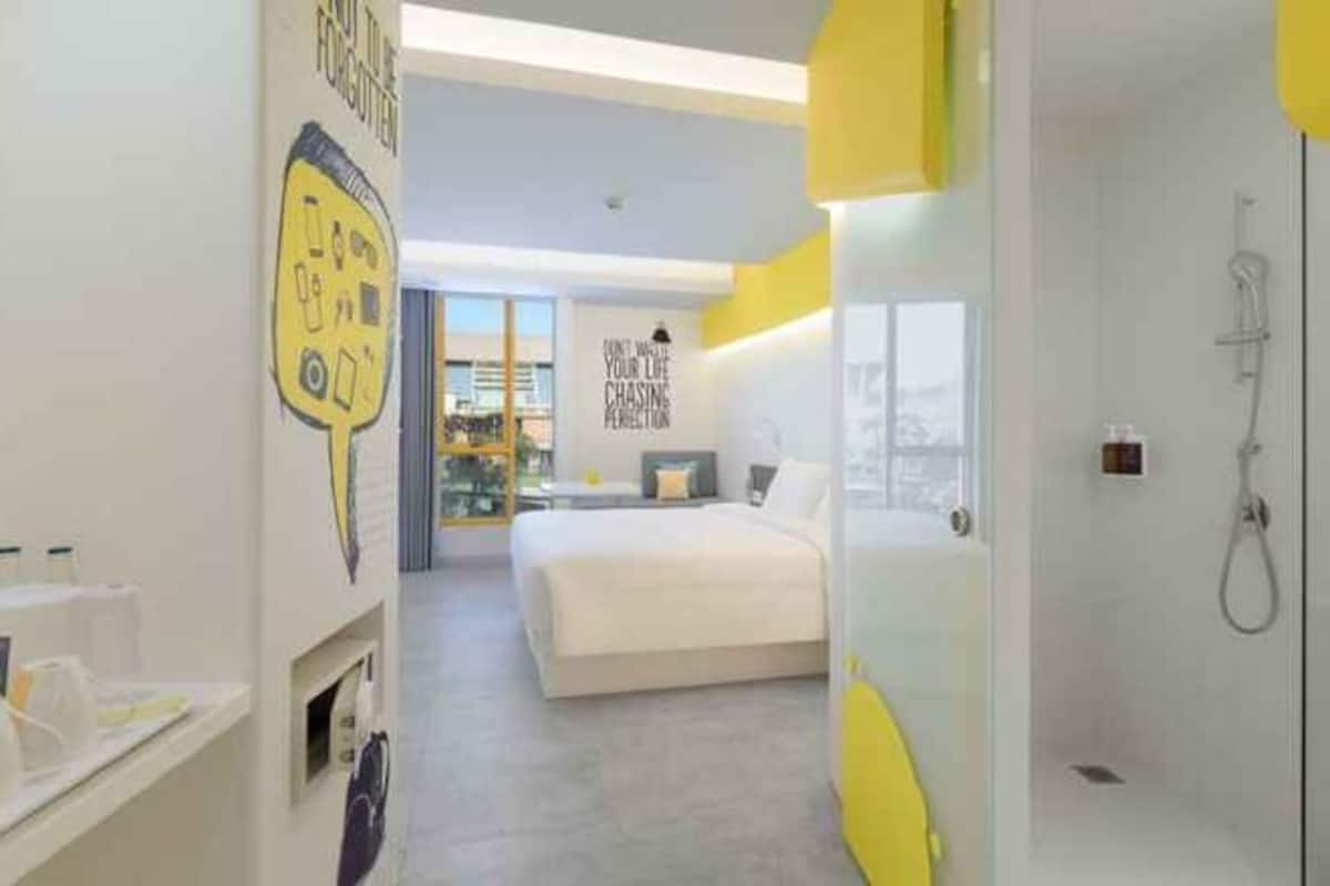 Minibar, caja de seguridad en la habitación y escritorio