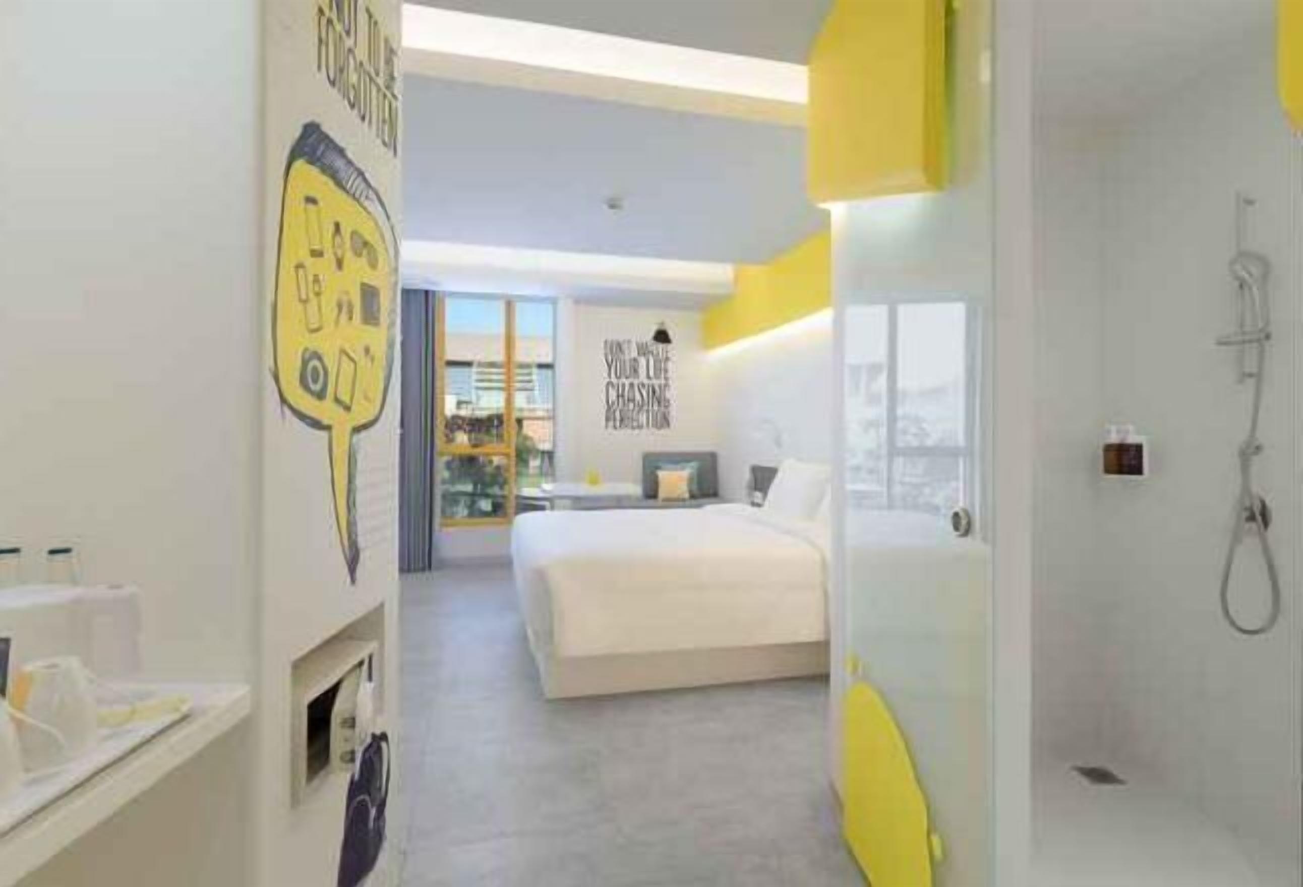 Minibar, caja de seguridad en la habitación y escritorio 