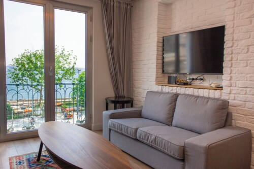 Modern 3BR Apartment · Bosphorus & Dolmabahçe View · Central Beyoğlu