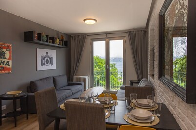 Modern Waterfront Apt. with a Striking View