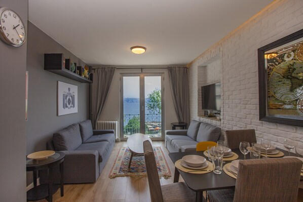 Smart TV - Modern Waterfront Apt. with a Striking View (Istanbul)