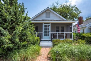 Exterior - #12 Dog-Friendly 2BR Ocean-Block Cottage in Rehoboth. Steps to Beach & Boardwalk (Rehoboth Beach)