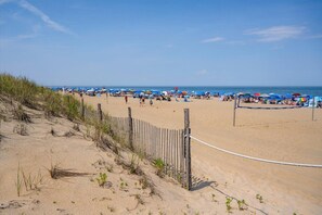 Beach nearby, sun-loungers, beach towels - #12 Dog-Friendly 2BR Ocean-Block Cottage in Rehoboth. Steps to Beach & Boardwalk (Rehoboth Beach)