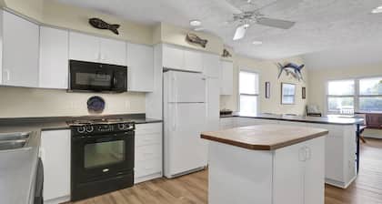 Classic beach cottage on beautiful Wrightsville Beach. 4 Bedrooms, 3 Baths