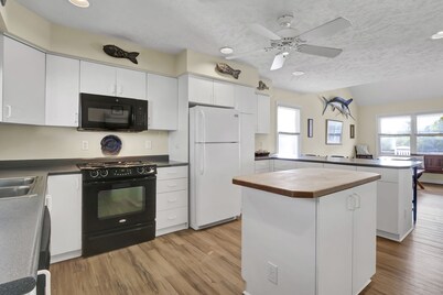 Classic beach cottage on beautiful Wrightsville Beach. 4 Bedrooms, 3 Baths