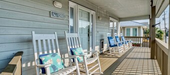 Classic beach cottage on beautiful Wrightsville Beach. 4 Bedrooms, 3 Baths