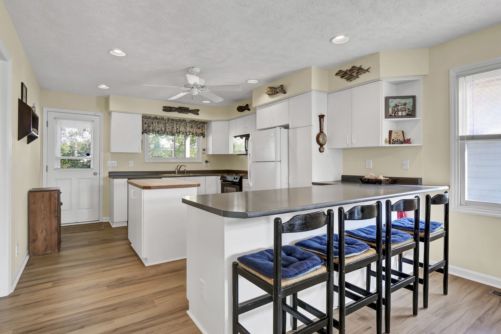 Jääkaappi, mikroaaltouuni, uuni, liesi