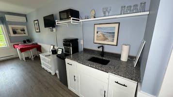 Fridge, microwave, oven, coffee/tea maker