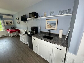 Jääkaappi, mikroaaltouuni, uuni, kahvin-/teenkeitin