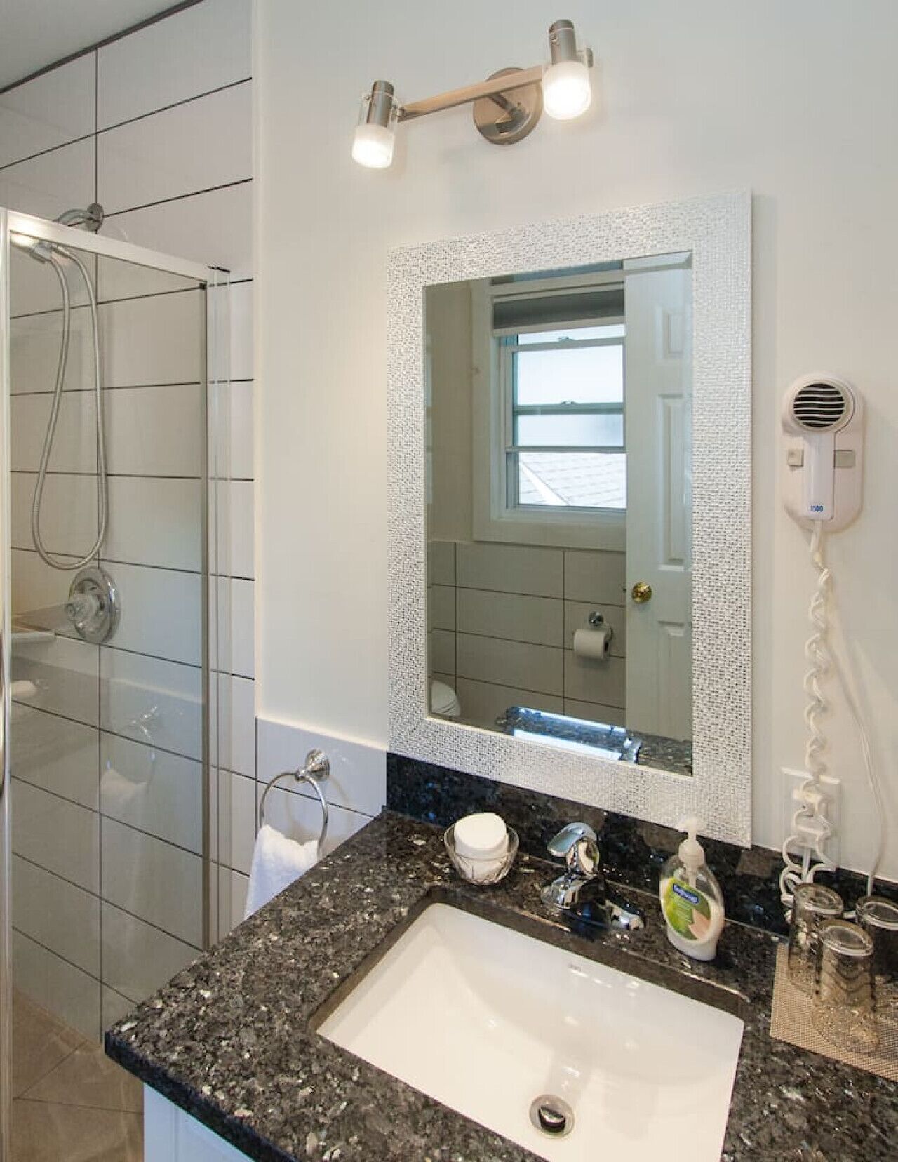 Chuveiro, secador de cabelo, toalhas de banho, sabonete