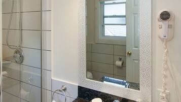 Chuveiro, secador de cabelo, toalhas de banho, sabonete