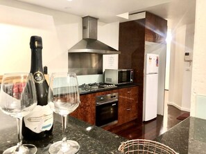 Fridge, microwave, oven, stovetop - Amazing warehouse style on king! by Readyset Apartments! (Melbourne)