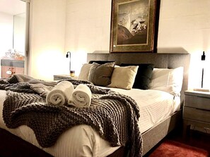 3 bedrooms, desk, iron/ironing board, travel cot - Amazing warehouse style on king! by Readyset Apartments! (Melbourne)