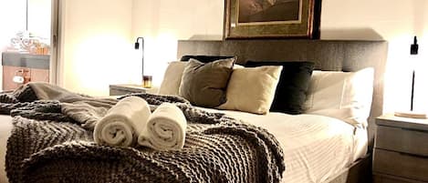 3 bedrooms, desk, iron/ironing board, travel crib