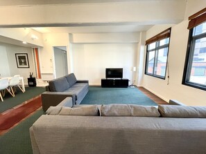 Smart TV - Amazing warehouse style on king! by Readyset Apartments! (Melbourne)