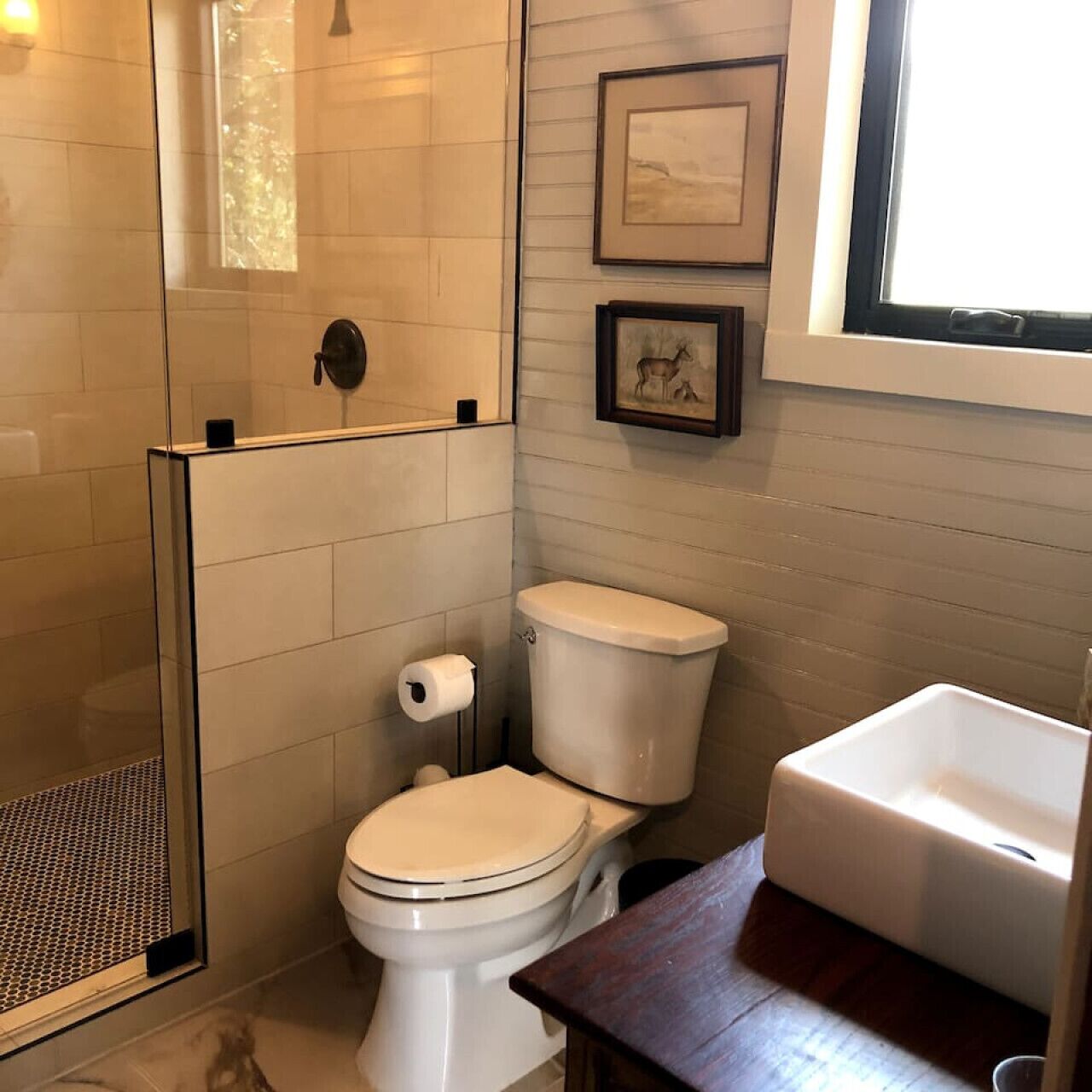 Un baño con inodoro, cabina de ducha y bañera.