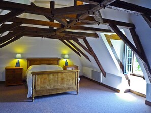 3 slaapkamers, een strijkplank/strijkijzer, reisbedje, gratis wifi