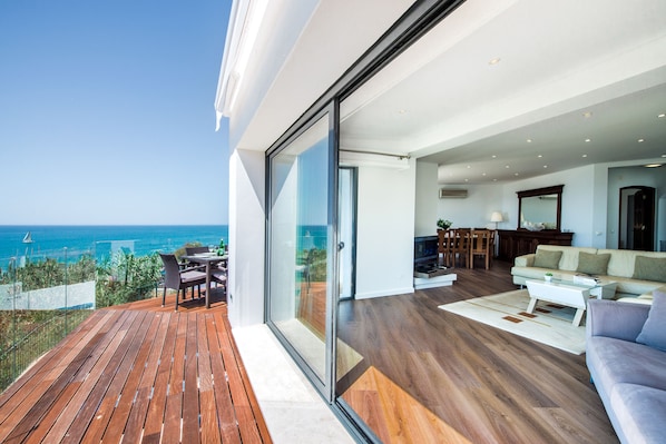 60-inch flat-screen TV with cable channels, TV - Forte Sao Joao Villas da Praia (Albufeira)