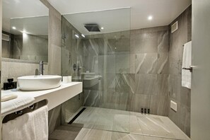 Douche cascade, séchoir à cheveux, bidet, serviettes fournies