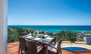 60-inch flat-screen TV with cable channels, TV - Forte Sao Joao Villas da Praia (Albufeira)