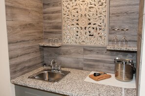 Kühlschrank, Mikrowelle, Ofen, Wasserkocher mit Kaffee-/Teezubehör