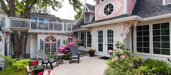 Gaspereau Suite - 2 Seat Jacuzzi, KingBd, Downtown