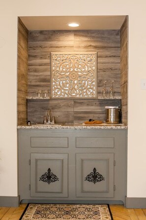 Interior - Gaspereau Suite - 2 Seat Jacuzzi, KingBd, Downtown (Wolfville)