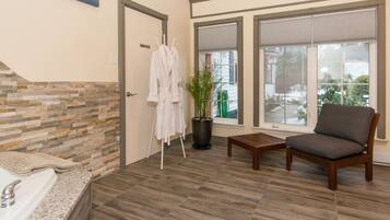 淋浴設備、按摩浴缸、風筒、提供毛巾