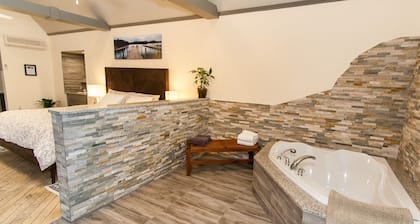 Gaspereau Suite - 2 Seat Jacuzzi, KingBd, Downtown