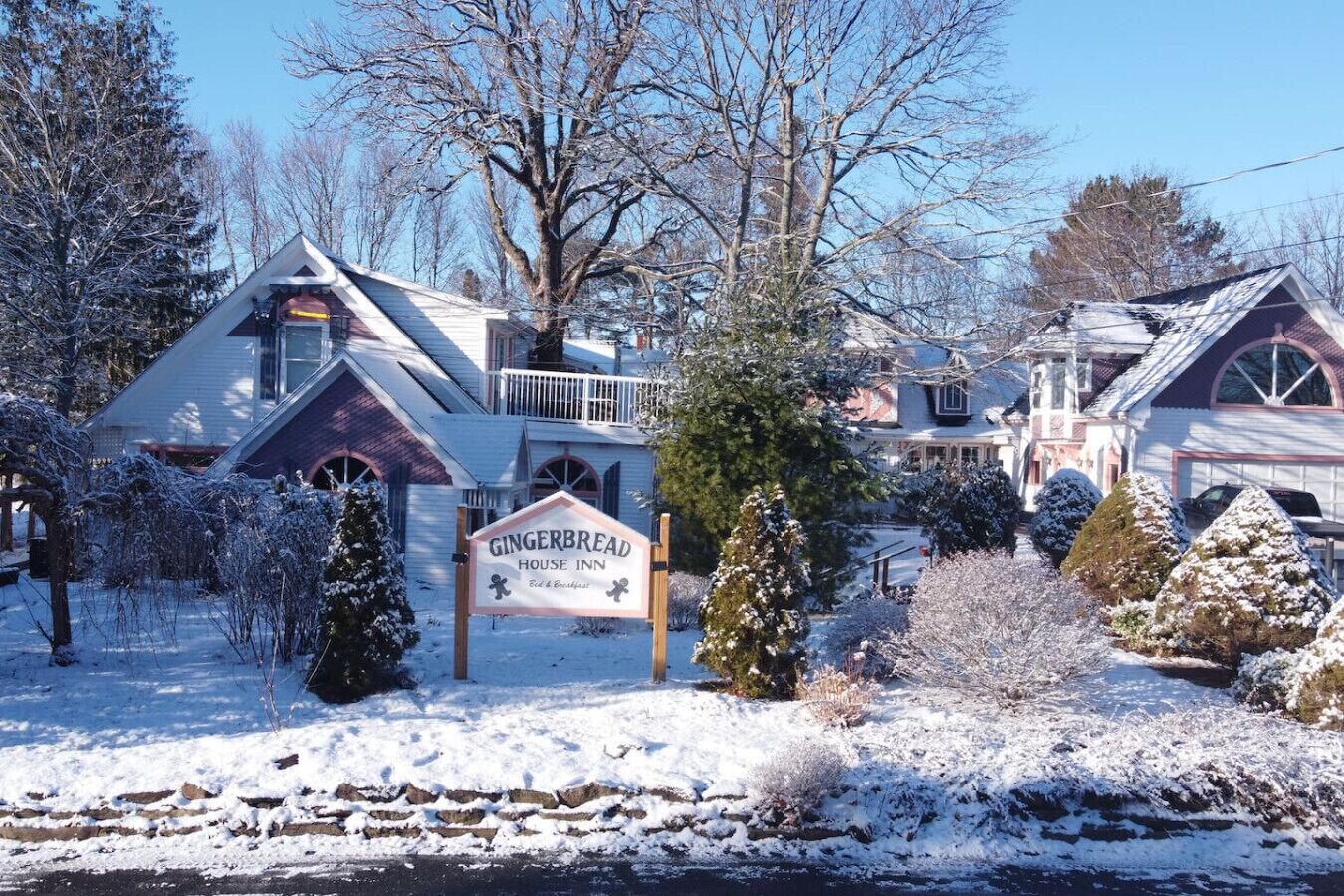 Ein Haus mit einem Schild, auf dem 'Gingerbread House Inn' steht.