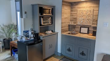 Fridge, microwave, oven, coffee/tea maker