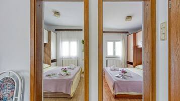 Apartamento família, 2 quartos, micro-ondas (Seaside Apt Basic 1 w/ Balcony)