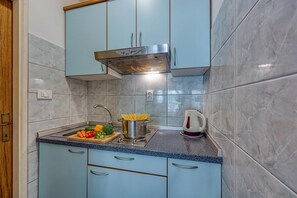Familjestudio (Apartment Basic 3) | Eget kök | Kylskåp, spishäll, vattenkokare och grytor/köksredskap